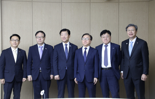 (완쪽부터)이호준 중견련 부회장, 정윤모 중기중앙회 부회장, 우태희 대한상의 부회장, 이동근 경총 부회장, 정만기 무역협회 부회장, 김창범 한경협 부회장. 한국경영자총협회 제공